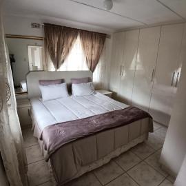 Teal Terrace Self Catering, hotell sihtkohas Queensburgh