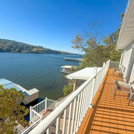 Lakefront Home-3BD/2.5BA/Dock/Grill/Firepit/Kayaks, hotel u gradu Linn Creek