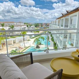 Top Floor Tropical Retreat with a Pool View Mistral 401