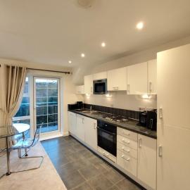 SIX at Wooburn Green Cosy Retreat with Balcony near LEGOLAND Lapland UK and Windsor