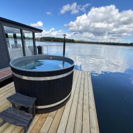 Houseboat Marina Mookerplas met XL Hottub | 4 - 6 personen, hotelli kohteessa Middelaar