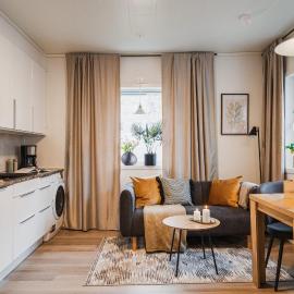 Guestly Homes - Modern & Central 1BR, Hotel in Boden