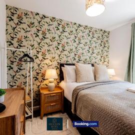 Spacious 5-Bed House with a Hot Tub Sleeps 10