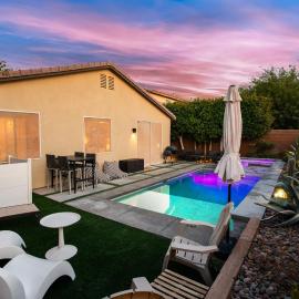Walk to the Festivals - Private Pool & Spa