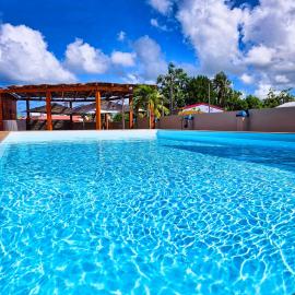 Évasion en Plein Cœur de Port-Louis T2 avec Piscine, Jacuzzis, Sauna, Tapas & Mocktails