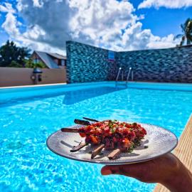 Évasion en Plein Cœur de Port-Louis Studio avec Piscine, Jacuzzis, Sauna, Tapas & Mocktails