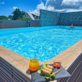 Évasion en Plein Cœur de Port-Louis T2 avec Piscine, Jacuzzis, Sauna, Tapas & Mocktails, hotelli kohteessa Port-Louis
