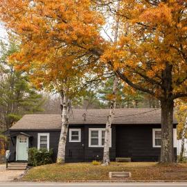 Centrally Located Cozy Modern Home in Bethel, hotel en Bethel