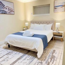Near Skytrain Metrotown Private Entry 3min walk to grocery food, hotel in Burnaby
