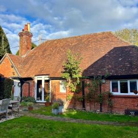 Country Cottage and Converted Barn Suite, готель у місті Cholderton