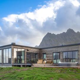 Arctic aurora lodge with jacuzzi and sauna
