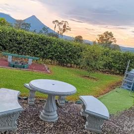 Arenal Nephelium Country Home, Refugio rural con piscina, jacuzzi y balcón con hermosas vistas al Volcán Arenal, en una finca privada
