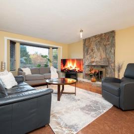 Cozy 3BR Family Home near City Centre & SkyTrain, khách sạn ở Coquitlam