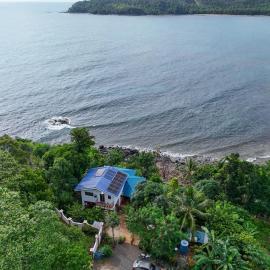Soul Shine Beach House Cozy Studio with Wi-Fi, מלון בBacungan