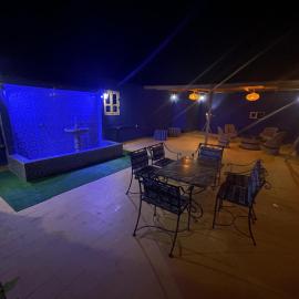 Appartement privé équipé avec rooftop pour 4 personnes, Hotel in Amizmiz