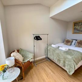 Squires House Long Stays Sleep 8 Free Parking