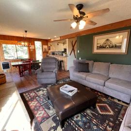 MSRC11 - Cozy Walk-to-Lifts Mammoth Condo with Hot Tub, hotel a Mammoth Lakes