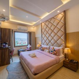Perfectstayz Premium at Harkipauri Road - Ganga view rooftop cafe