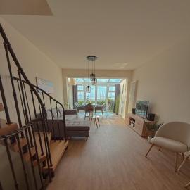 Frisch renoviertes FH Südblick am Meer in Breege, Meerblick von allen drei Etagen, Terrasse, Balkon, Sauna und Parkplatz, hotell sihtkohas Breege