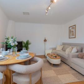 Stylish 2BR Apartment in Central Eton, Hotel in Eton