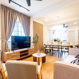 Charming OUG Bungalow 6BR Cozy Family Escape plus Baby Cot, hotel in Kuala Lumpur