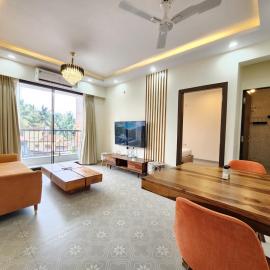 The Retro Corner - Modern 1BHK Apartment, Pool Access - Quick to Beach
