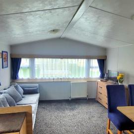 Stunning Holiday Home Beautiful Lakeside Views 15 Mins from Goodwood, hotel di Chichester