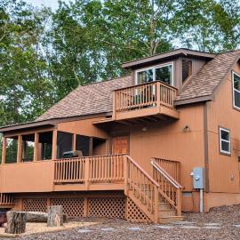 Oak Tree cabin near the Shenandoah River