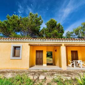 Apartments with common swimming-pool and outdoor private area in Badesi, hotel in Badesi