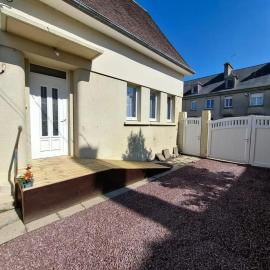 Maison spacieuse à Montebourg avec jardin – hotel w mieście Montebourg