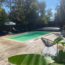 Domaine de la Tour Carrée، فندق في Jouy