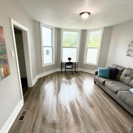 Beautiful Home Near Downtwon - Free Parking!, hotel in Chicago