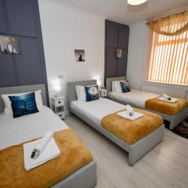 The Lower Deck-South Shields 4 seperate beds sleeps 5 Contractor and Long Stay Rates, hotel in South Shields