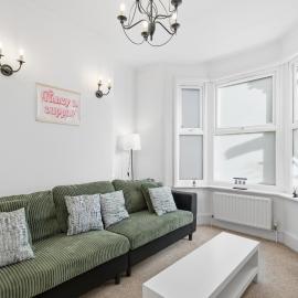 Family-Friendly 3-Bed Home, Sleeps 6, Quiet Area and Parking, hotel en Elmers End