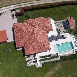 Villa Green Forest with wellness and heated salty pool, hotell i Hum