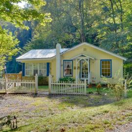 Mountain Cottage w/ Views Near Tail of the Dragon!, hotell i Fontana Village