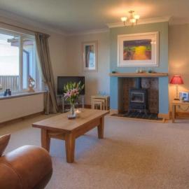 Spacious holiday home with stunning sea views, hotel in Whiting Bay