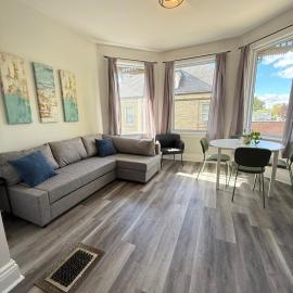 Second Floor Apartment in Victorian House, готель у місті Strathroy