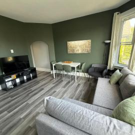 Victorian Second Floor Turret Apartment, hotel u gradu Strathroy