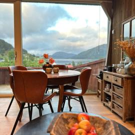 Architectural gem with fjord view, hótel í Holmedal
