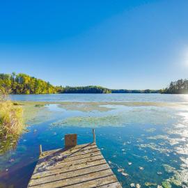 Northwoods Nature Escape! Lakefront Hayward Cabin, hótel í Hayward