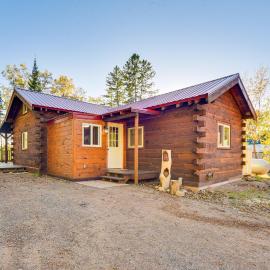Northwoods Nature Escape! Lakefront Hayward Cabin, hotel di Hayward