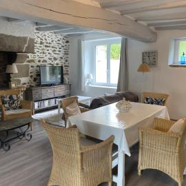 Belle maison renovée avec jardin terrasse -calme-proche mer -MESQUER, hotel en Mesquer