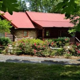 Beautiful Secluded Log Cabin, hotel in Cleveland