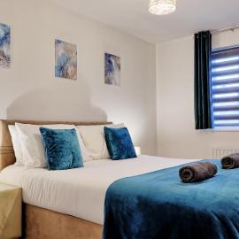 Spacious 4BR Townhouse, Sleeps 9, Fast WIFI, FREE PARKING, Contractor friendly, hotel in Colchester