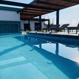 Rooftop Pool Condo in Kingston, מלון בקינגסטון