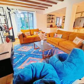 Casa Felicità - Longère with swimming pool and large garden, hotel Poulaines városában