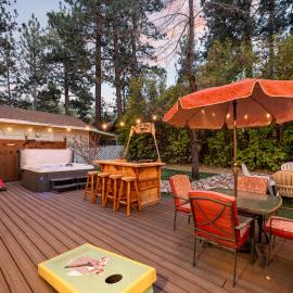 Tranquil Retreat with Fenced Backyard, Hot tub & Bar, Hotel in Big Bear City