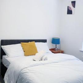 Lovely accomodation with free parking & WiFi, hotel in Hull