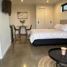 Surf & Turf Romantic Coastal Retreat - Close to Ocean Beach, hotel in Tuki Tuki